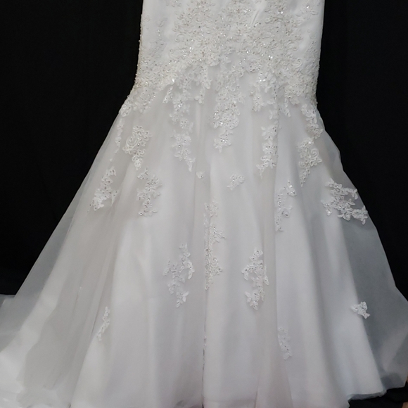 David’s Bridal Wedding Dress Open back & Long Train Woman Size 10 - Picture 4 of 16